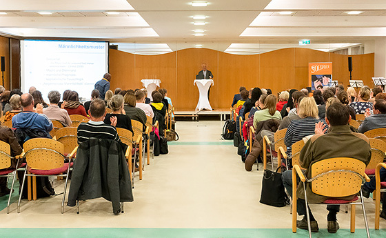 Zahlreiche Interessierte waren zur Veranstaltung der Initiative „Aktiv gegen Menschenhandel – aktiv für Menschenwürde in OÖ“ erschienen.
