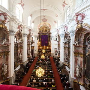 Blick auf Publikum und Mitwirkende beim Passionskonzert „Die mit Tränen säen“ im Rahmen der Reihe musica sacra – musik in linzer kirchen