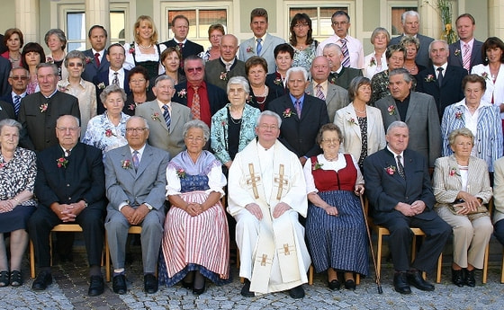 Pater Siegfried Schöndorfer mit den Jubelpaaren