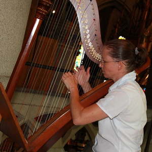 Martina Rifesser spielt als Engel von der Chorempore herunter