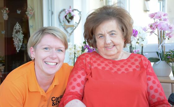 Wundmanagerin Daniela Schwamberger (li.) mit Monika Strobl.