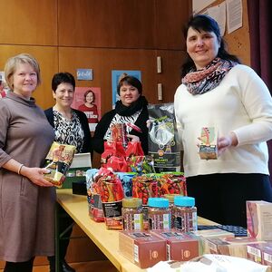 Nach der Gottesdienst-Gestaltung mit dem Kirchenchor luden die kfb-Frauen aus Lohnsburg ins Pfarrheim zum EZA-Markt: sie konnten dort auch neue Frauen für ihre Gruppe begeistern!