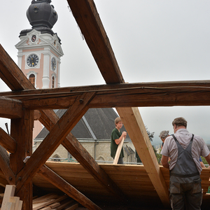 Der Pfarrhof erhält 2013 einen neuen Dachstuhl