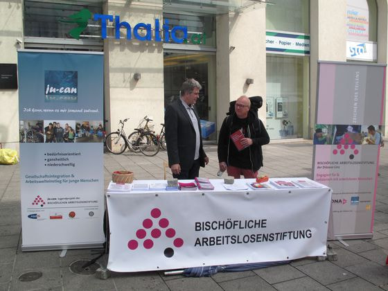         Christian Winkler, Geschäftsführer der Bischöflichen Arbeitslosenstiftung (l.), macht am „Tag der Arbeitslosen“ auf die Situation arbeitsuchender Menschen aufmerksam.                       