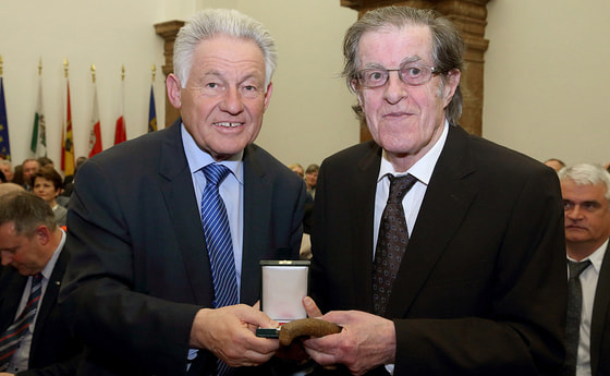 Landeshauptmann Josef Pühringer überreicht Wolfgang Fürlinger das Goldene Verdienstzeichen des Landes Oberösterreich (2014)