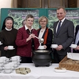 V. l.: Bischof Dr. Manfred Scheuer, Sr. M. Barbara Lehner (Generaloberin Elisabethinen), Sr. Maria Schlackl SDS (Salvatorianerinnen), die Vorsitzende der Katholischen Frauenbewegung in OÖ Paula Wintereder, Landeshauptmann Mag. Thomas Stelzer und P. H