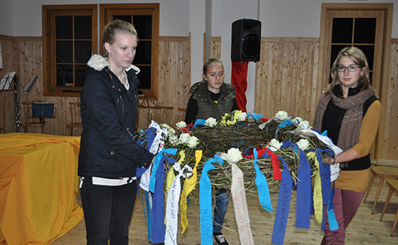 Kranzniederlegung vor der Baracke. © Katholische Jugend  