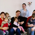 Caritas Familienhelferin Christine Kitzmüller unterstützt regelmäßig die siebenköpfige Familie Kasik. / © Connext Caritas Familienhelferin Christine Kitzmüller unterstützt regelmäßig die siebenköpfige Familie Kasik.