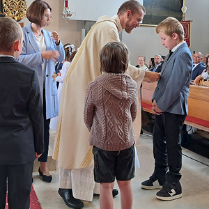 Jede Schüler:in erhält ein geweihtes Kreuz 