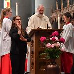 Wir feiern das Leben 2017 | Gottesdienst im Linzer Mariendom | Dompropst Wilhelm Vieböck, vorne Gebärdensprachdolmetscherin Sophie Gruber